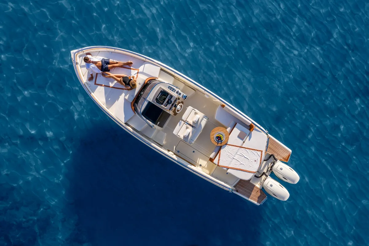 2026 Invictus INVICTUS GT  280S new yacht for sale Port Adriano Mallorca – stern view
