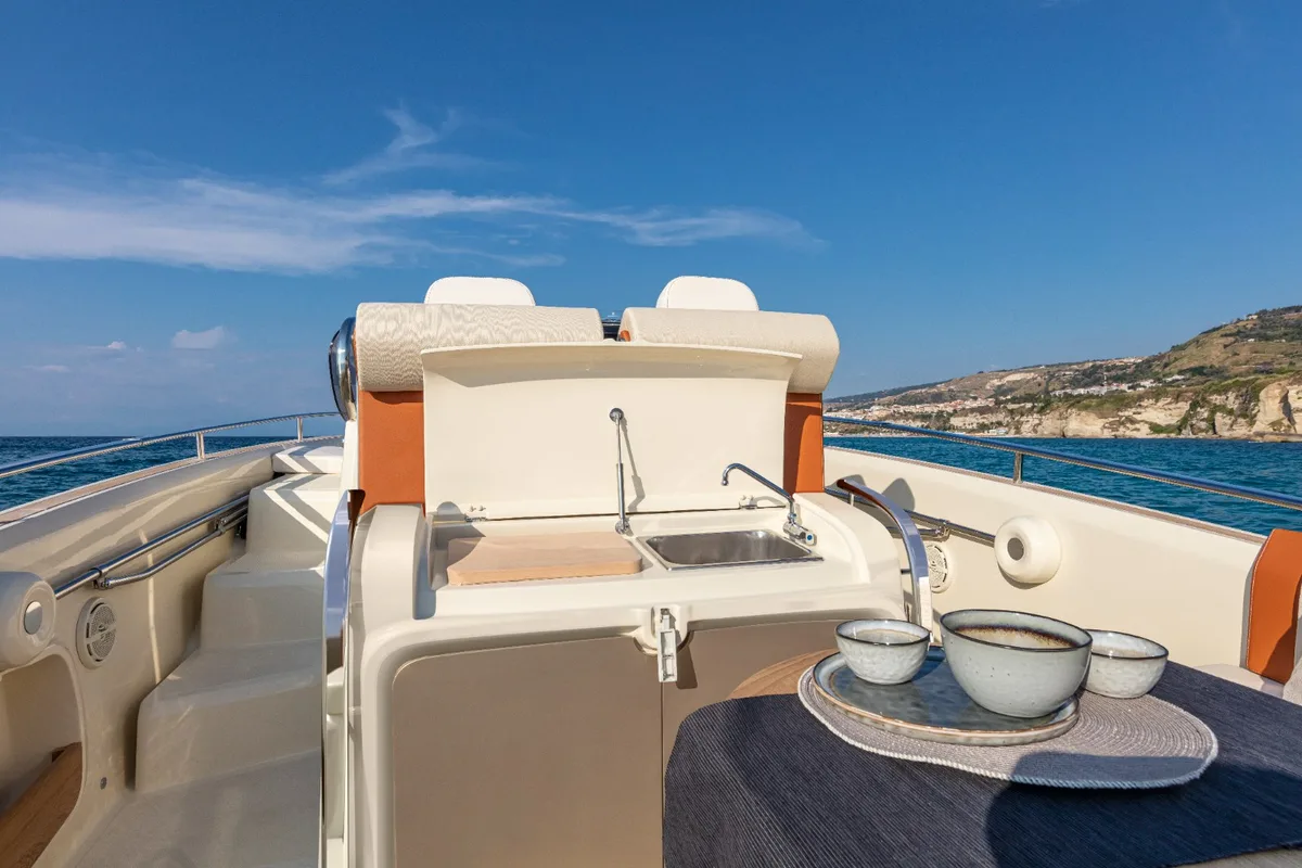 2026 Invictus INVICTUS GT  280S new yacht for sale Port Adriano Mallorca – salon and dining area