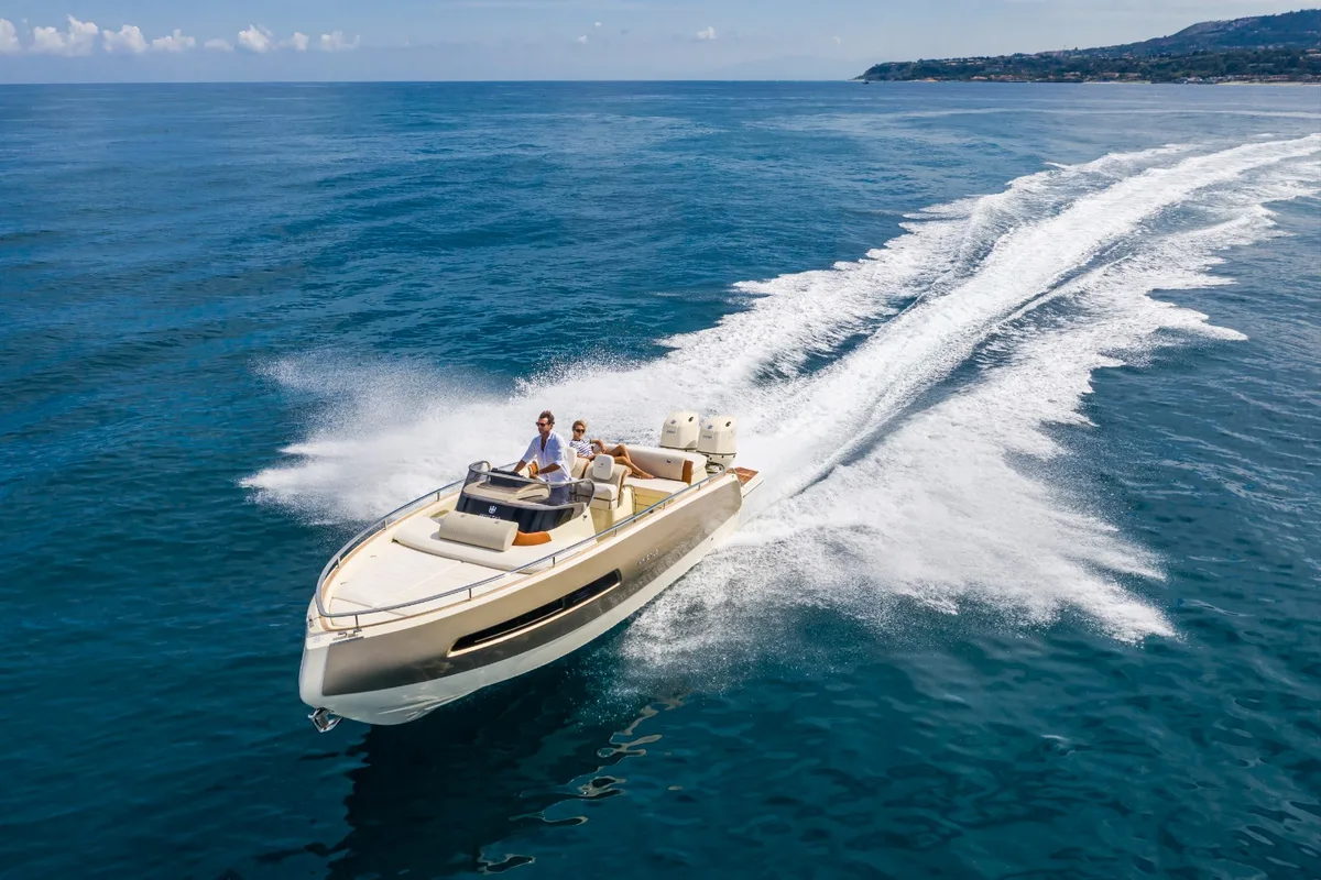 2026 Invictus INVICTUS GT  280S new yacht for sale Port Adriano Mallorca – cockpit and helm station