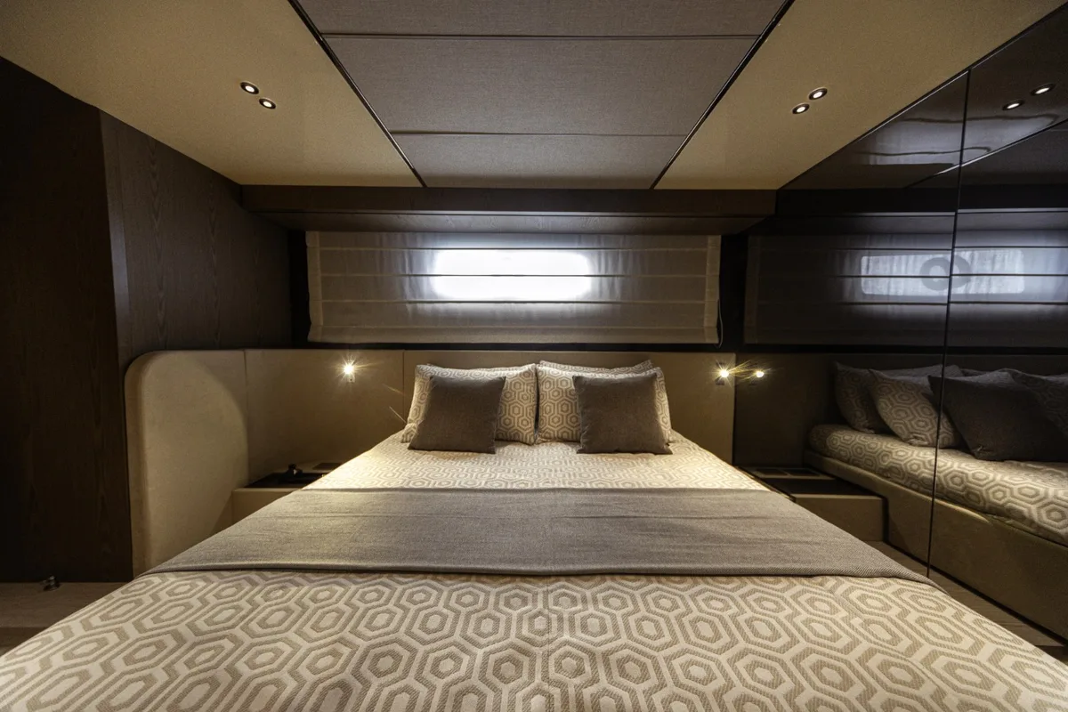 2026 Invictus INVICTUS ST 550 new yacht for sale Port Adriano Mallorca – salon and dining area