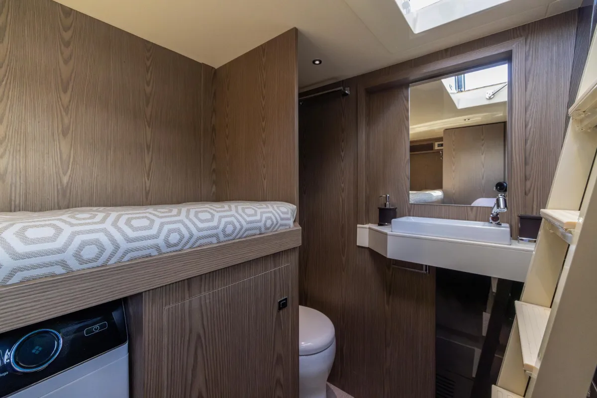 2026 Invictus INVICTUS ST 550 new yacht for sale Port Adriano Mallorca – anchor and foredeck