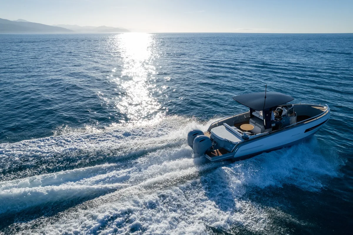 2026 Invictus INVICTUS TT S 280 new yacht for sale Port Adriano Mallorca – salon and dining area