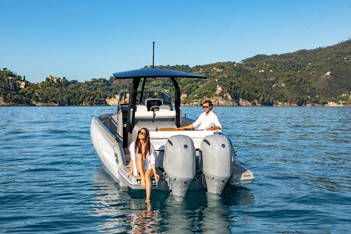 2026 Invictus INVICTUS TT S 280 new yacht for sale Port Adriano Mallorca – interior cabin and seating