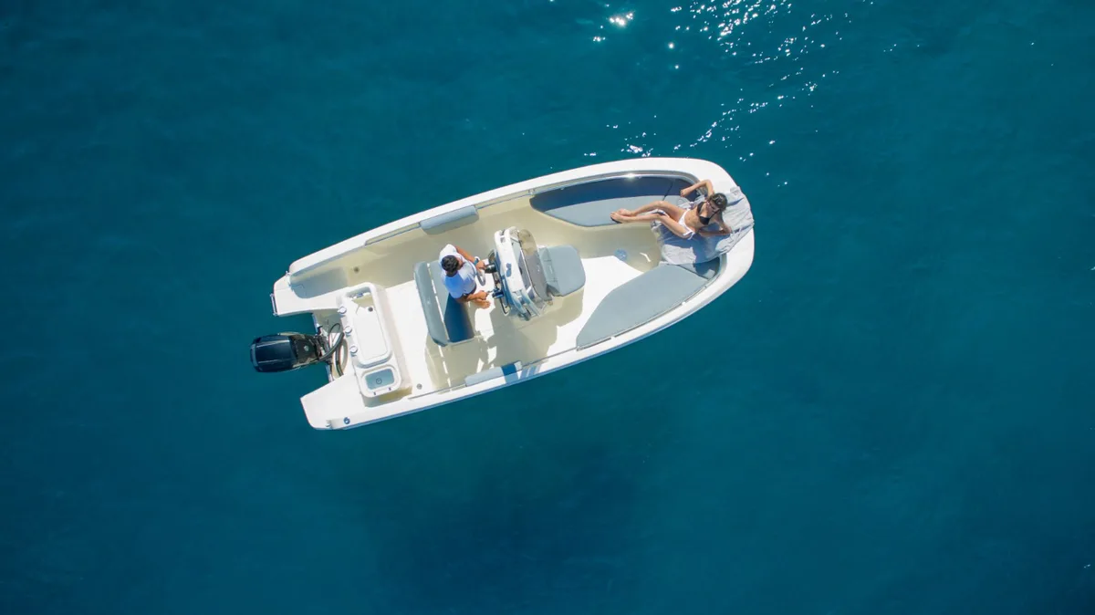 2026 Capoforte INVICTUS CAPOFORTE  HX200 new yacht for sale Port Adriano Mallorca – salon and dining area