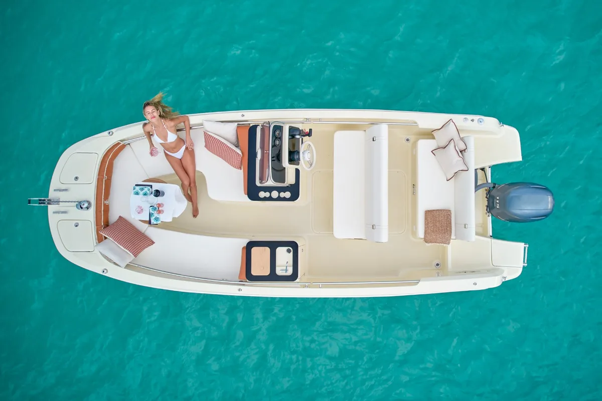 2026 Capoforte INVICTUS CAPOFORTE SX 200 new yacht for sale Port Adriano Mallorca – salon and dining area