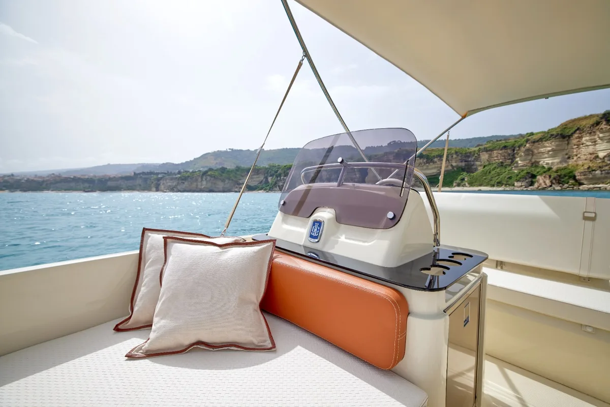 2026 Capoforte INVICTUS CAPOFORTE SX 200 new yacht for sale Port Adriano Mallorca – cockpit and helm station