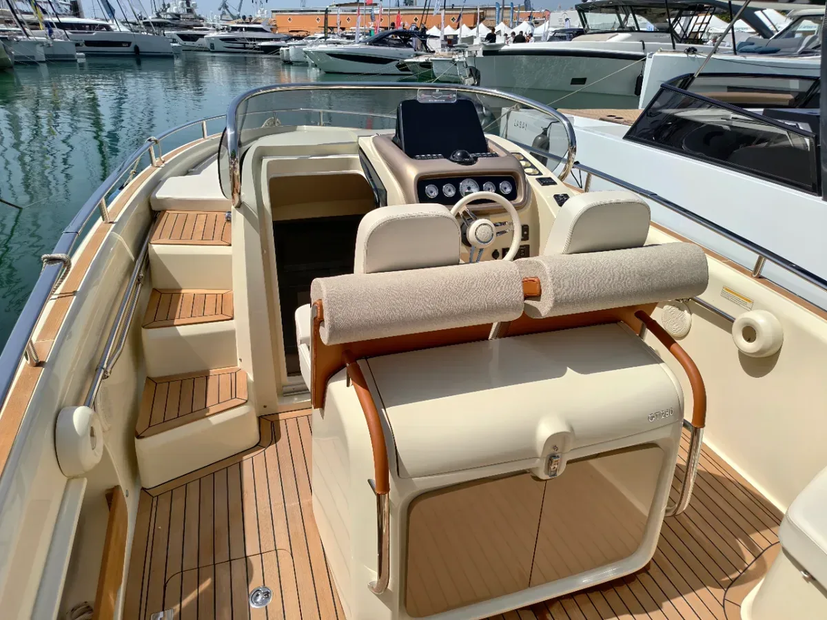 2025 Invictus INVICTUS GT 280 pre-owned yacht for sale Port Adriano Mallorca – cockpit and helm station