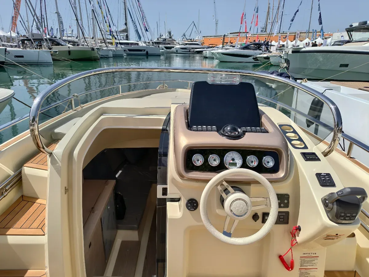 2025 Invictus INVICTUS GT 280 pre-owned yacht for sale Port Adriano Mallorca – aft deck and swim platform