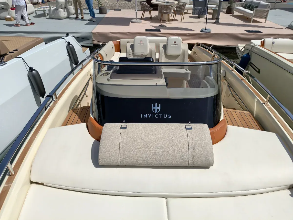 2025 Invictus INVICTUS GT 280 pre-owned yacht for sale Port Adriano Mallorca – port side exterior