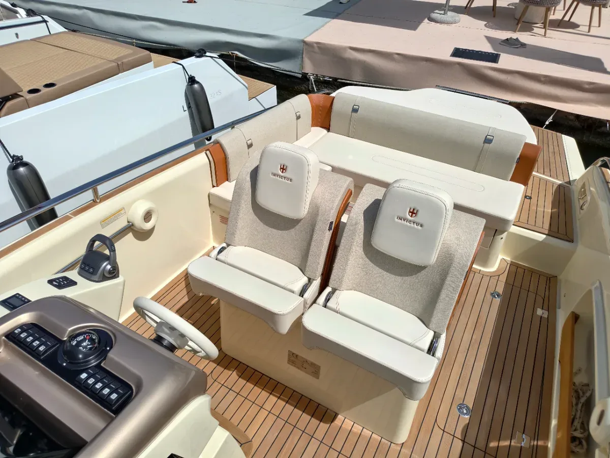 2025 Invictus INVICTUS GT 280 pre-owned yacht for sale Port Adriano Mallorca – starboard side exterior