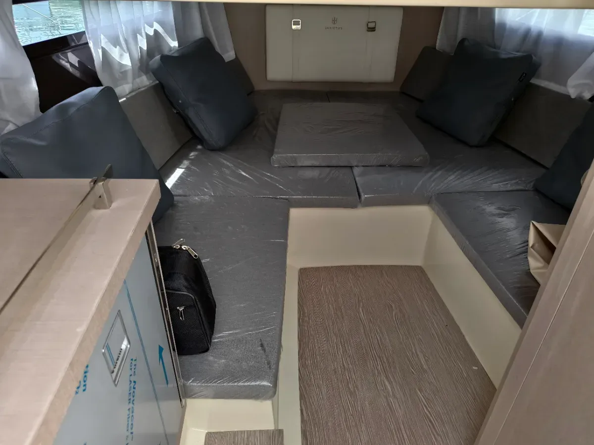 2025 Invictus INVICTUS GT 280 pre-owned yacht for sale Port Adriano Mallorca – interior cabin and seating