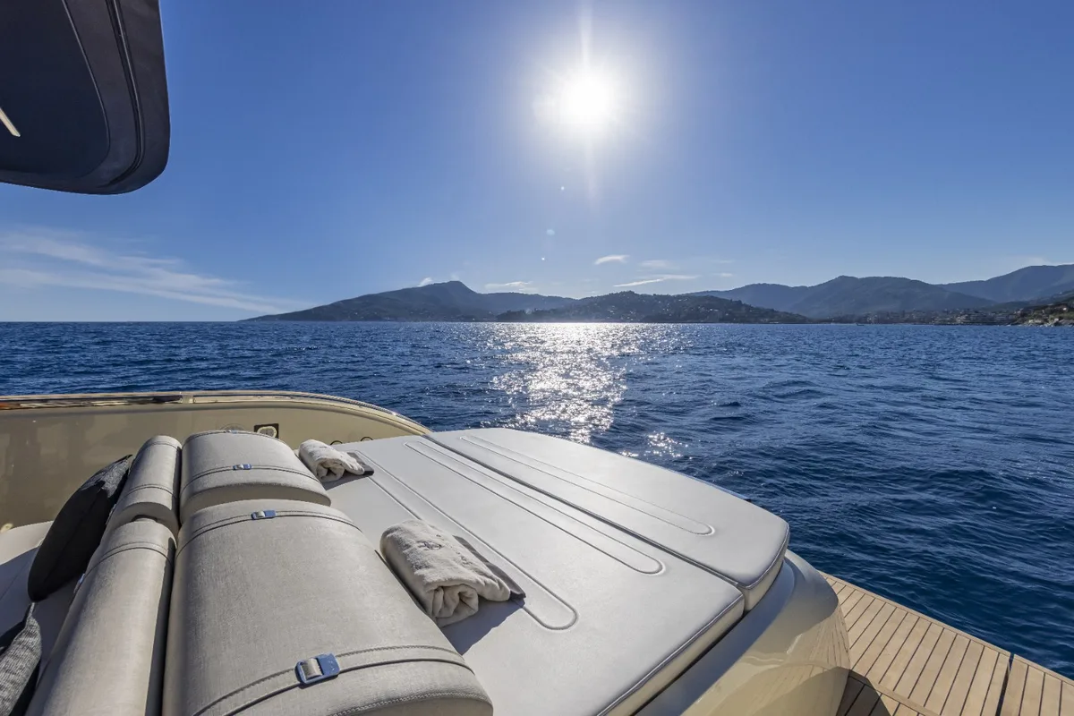 2026 Invictus INVICTUS TT 460 new yacht for sale Port Adriano Mallorca – salon and dining area