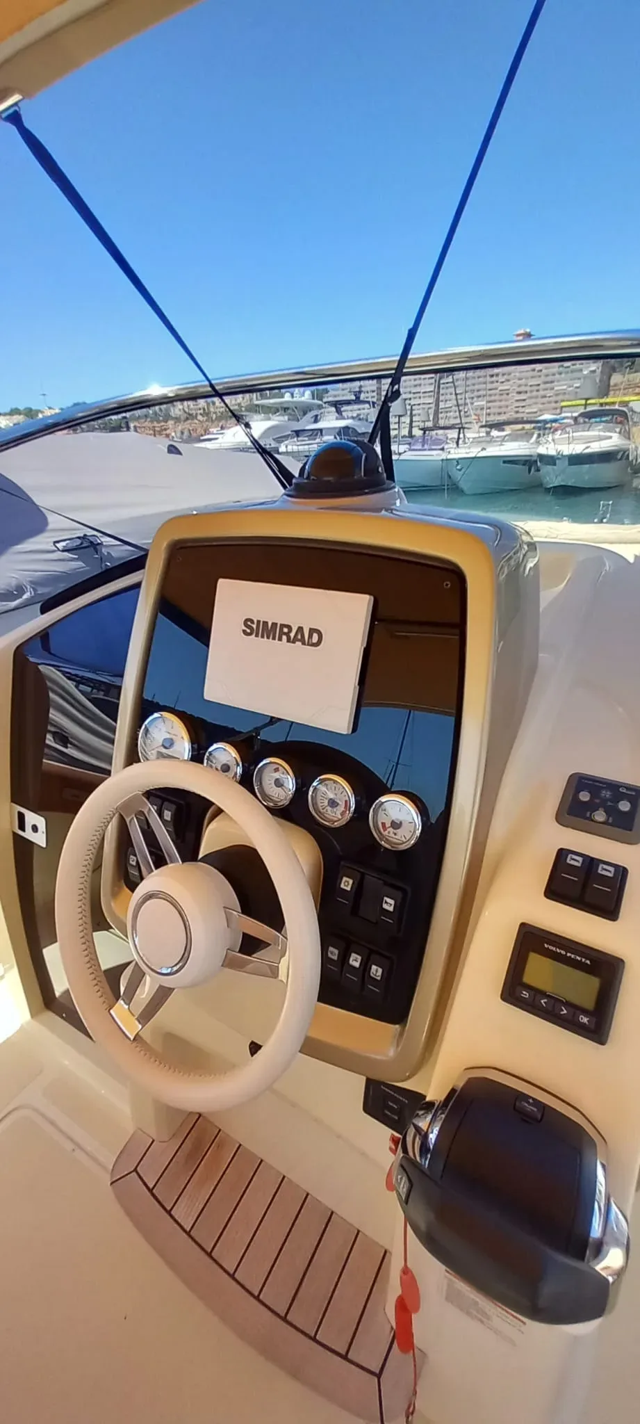 2019 Invictus INVICTUS SX 280 pre-owned yacht for sale Port Adriano Mallorca – salon and dining area