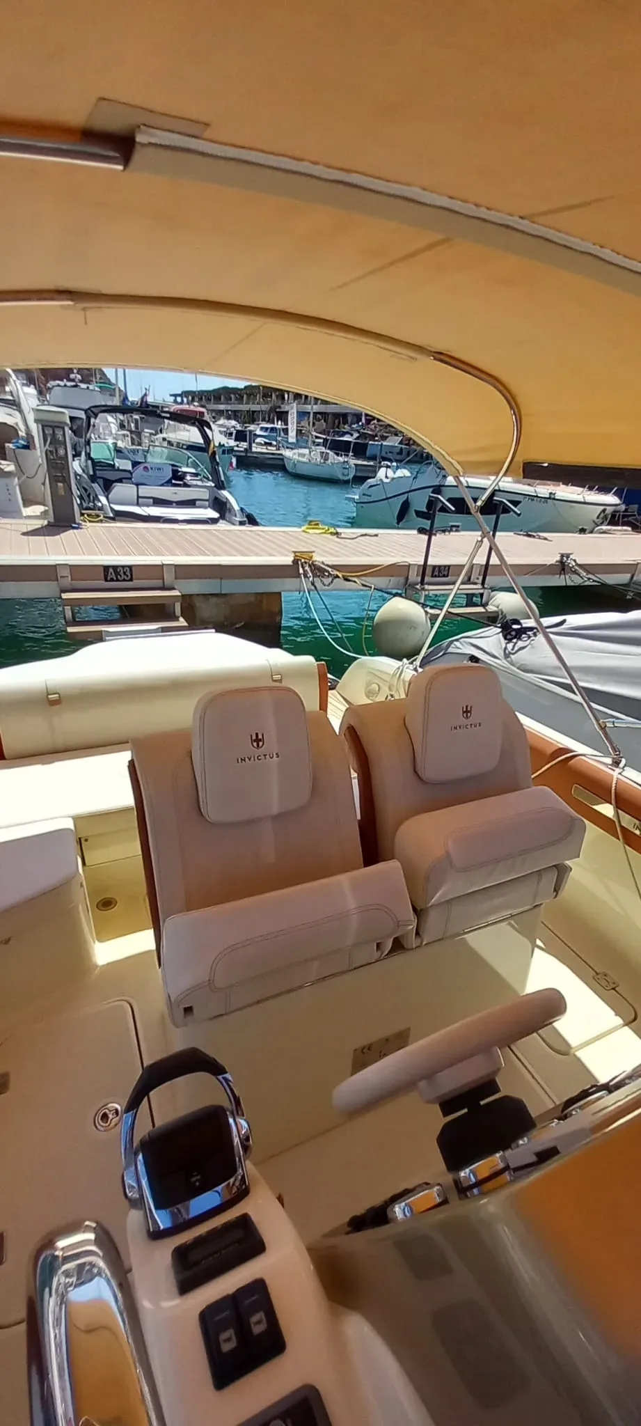 2019 Invictus INVICTUS SX 280 pre-owned yacht for sale Port Adriano Mallorca – deck hardware detail