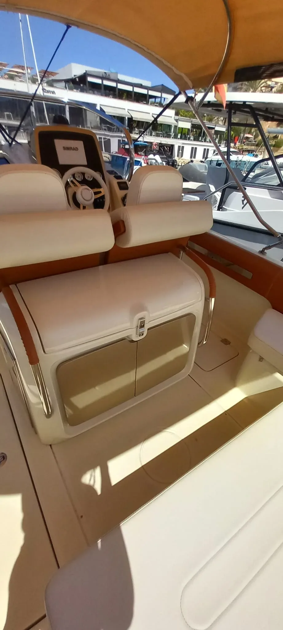 2019 Invictus INVICTUS SX 280 pre-owned yacht for sale Port Adriano Mallorca – anchor and foredeck