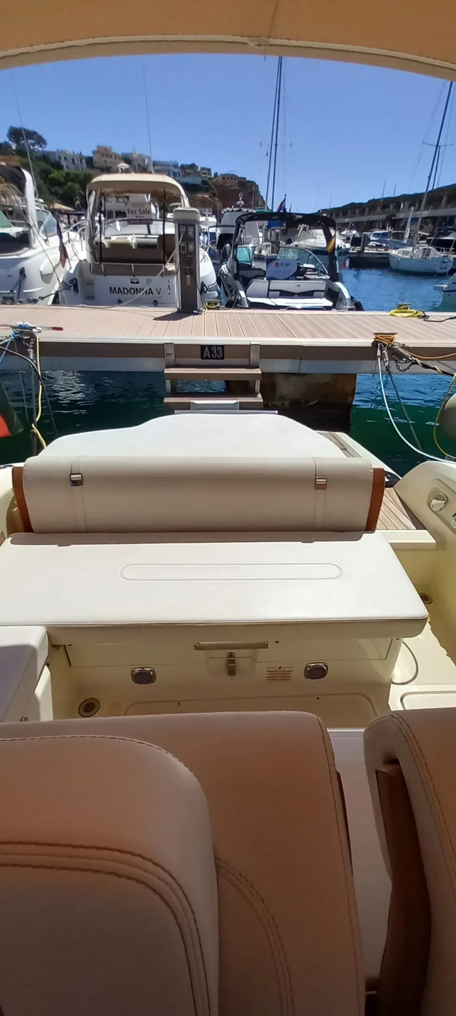 2019 Invictus INVICTUS SX 280 pre-owned yacht for sale Port Adriano Mallorca – aft view