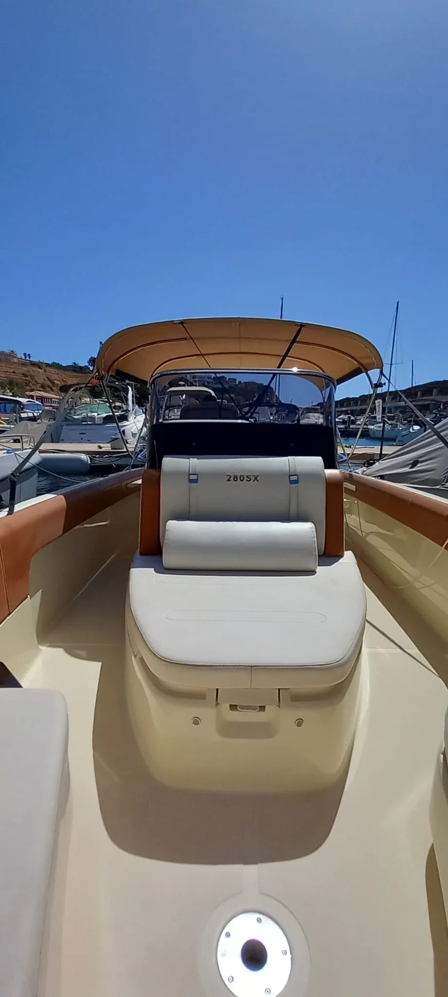 2019 Invictus INVICTUS SX 280 pre-owned yacht for sale Port Adriano Mallorca – cockpit and helm station