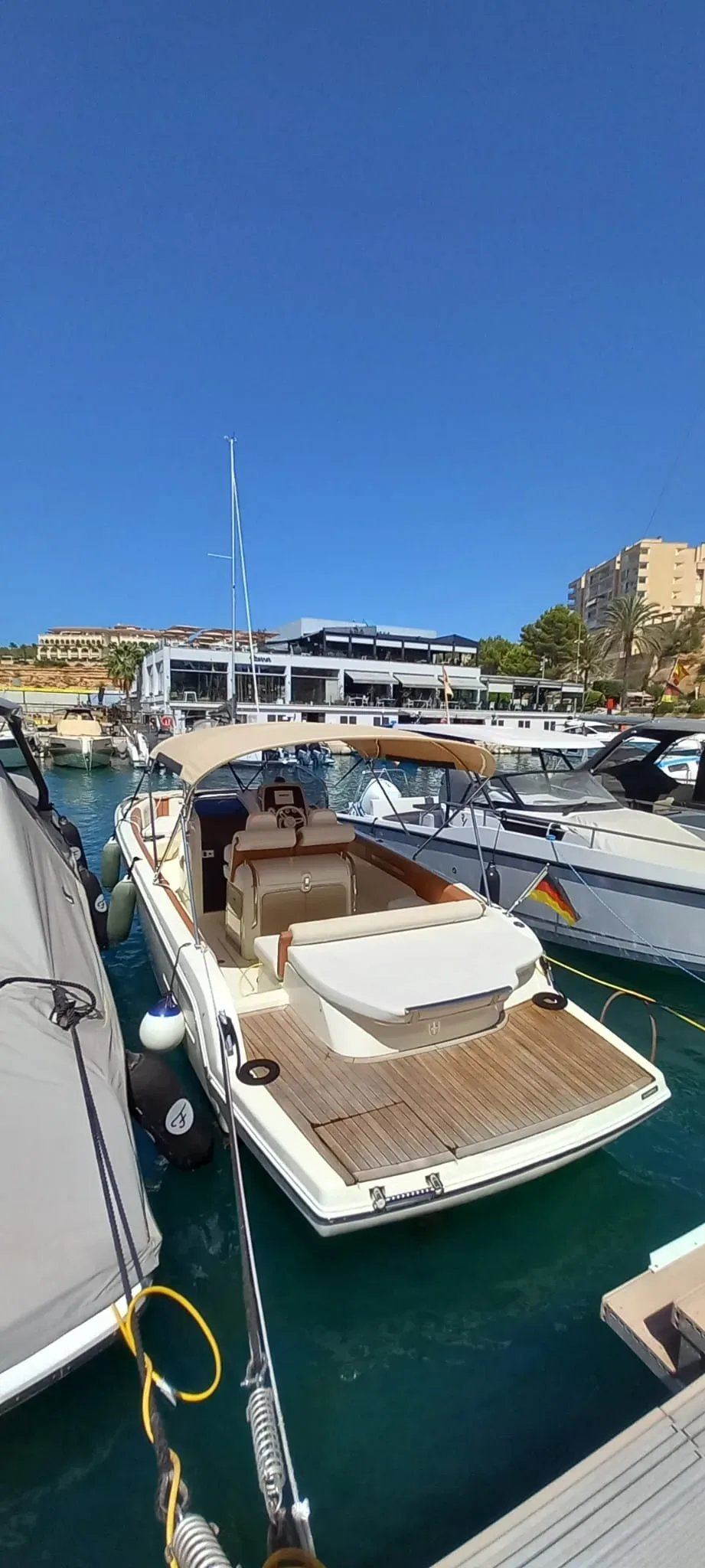2019 Invictus INVICTUS SX 280 pre-owned yacht for sale Port Adriano Mallorca – navigation console