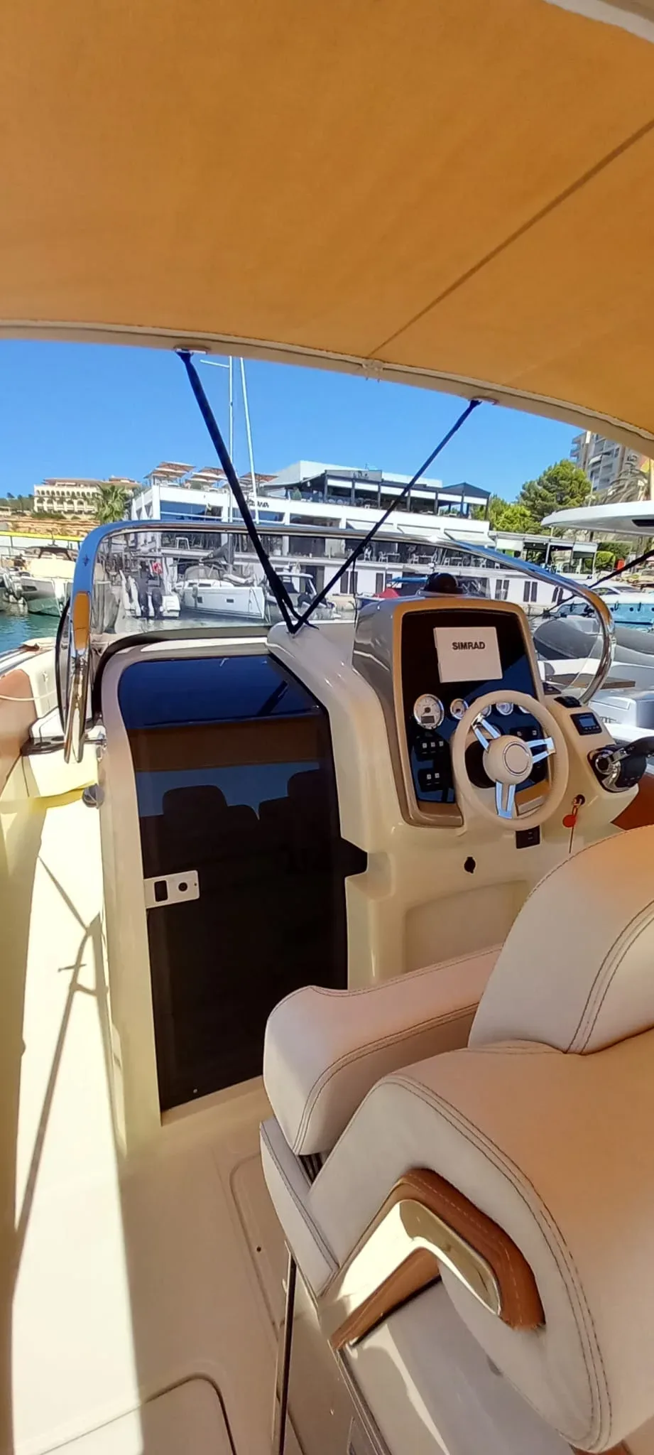 2019 Invictus INVICTUS SX 280 pre-owned yacht for sale Port Adriano Mallorca – flybridge