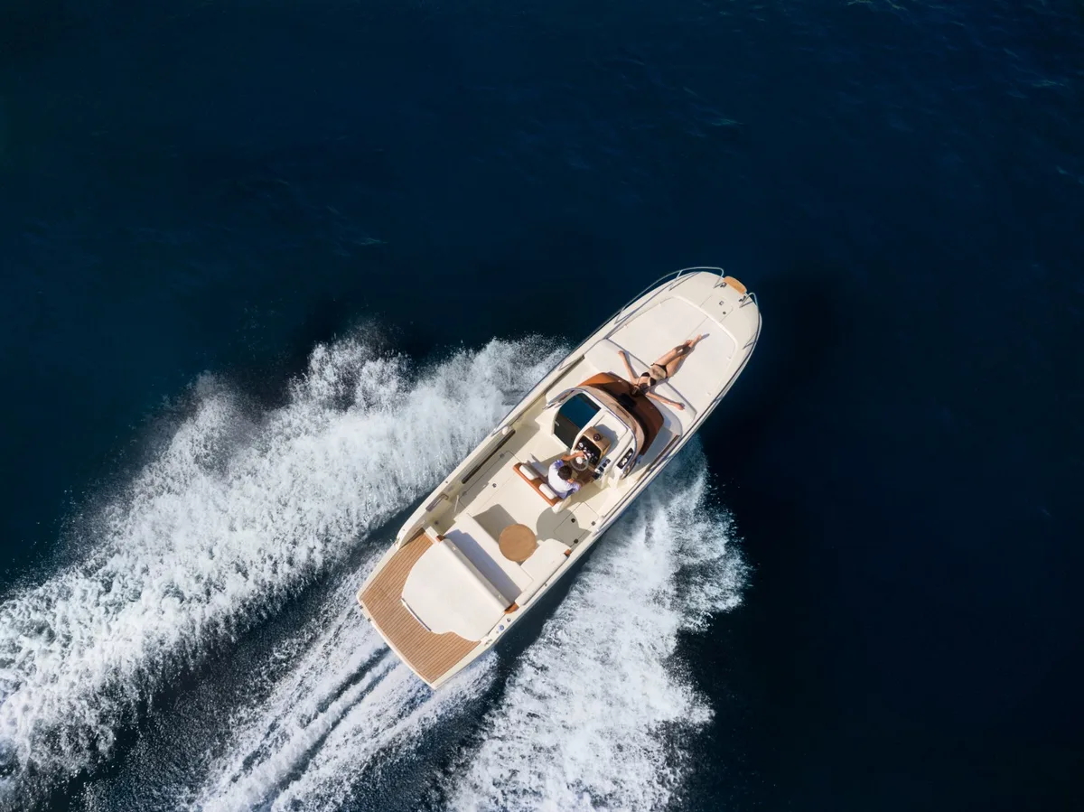 2026 Capoforte INVICTUS CAPOFORTE CXi 280 new yacht for sale Port Adriano Mallorca – salon and dining area