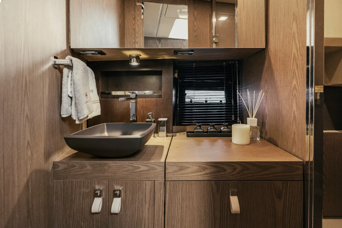 2026 Invictus INVICTUS TT 420 new yacht for sale Port Adriano Mallorca – anchor and foredeck
