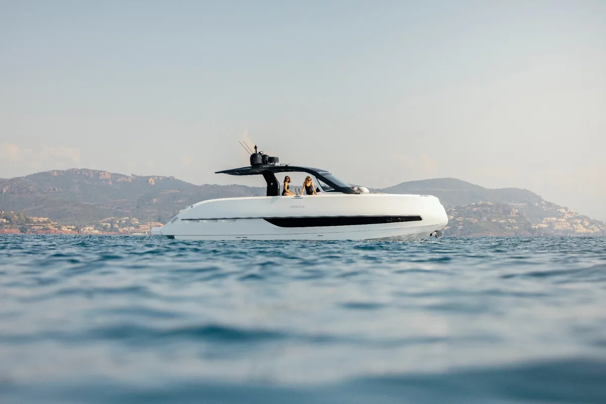 2026 Invictus INVICTUS TT 420 new yacht for sale Port Adriano Mallorca – interior cabin and seating