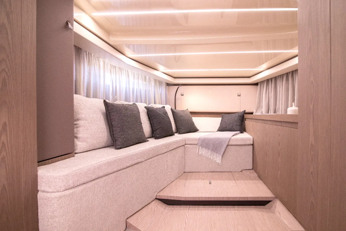 2026 Invictus INVICTUS GT 370  new yacht for sale Port Adriano Mallorca – deck hardware detail