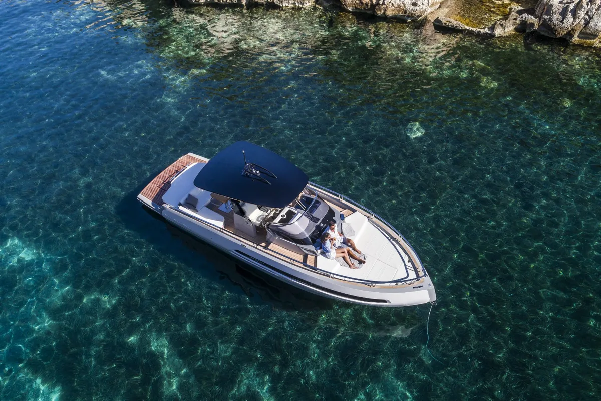 2026 Invictus INVICTUS GT 370  new yacht for sale Port Adriano Mallorca – cockpit and helm station