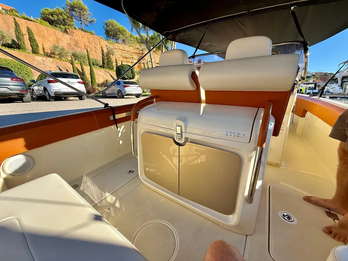 2018 Invictus INVICTUS SX 280 pre-owned yacht for sale Port Adriano Mallorca – cockpit and helm station