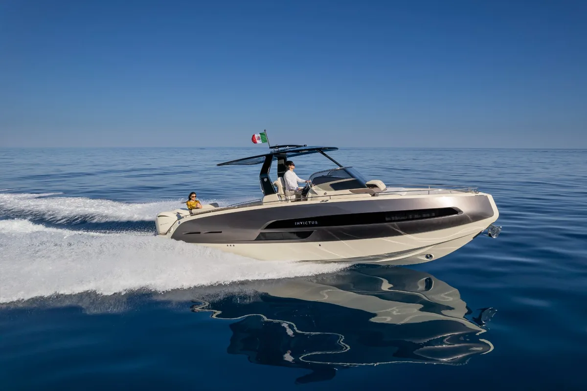2026 Invictus INVICTUS GT 320 S new yacht for sale Port Adriano Mallorca – cockpit and helm station