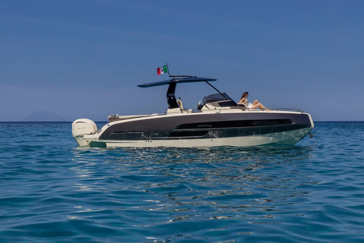 2026 Invictus INVICTUS GT 320 S new yacht for sale Port Adriano Mallorca – engine bay