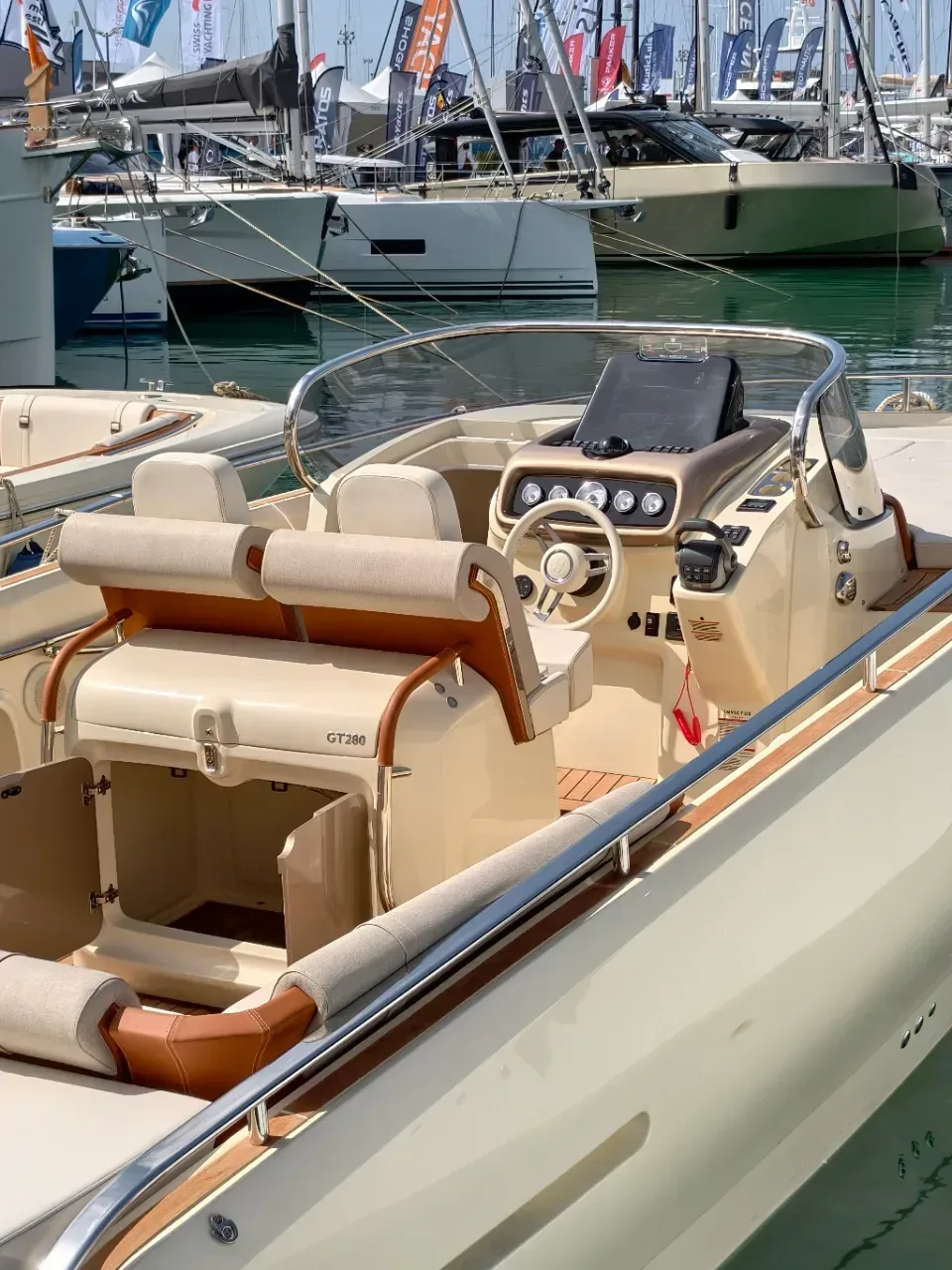 2026 Capoforte INVICTUS CAPOFORTE SXi 280 pre-owned yacht for sale Port Adriano Mallorca – interior cabin and seating