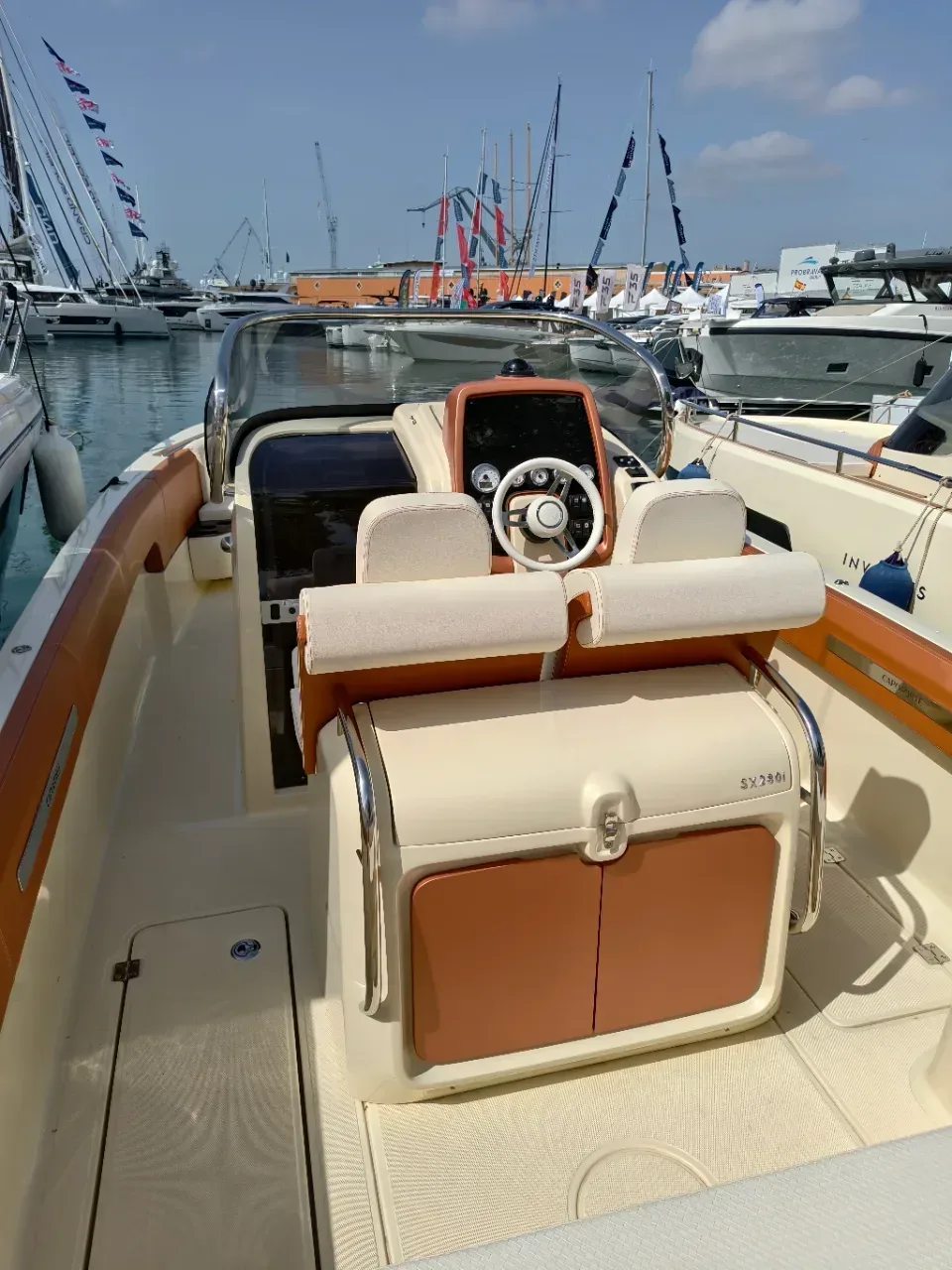 2026 Capoforte INVICTUS CAPOFORTE SXi 280 pre-owned yacht for sale Port Adriano Mallorca – navigation console
