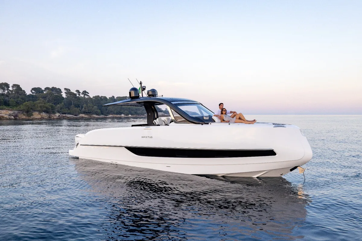 2026 Invictus INVICTUS TT 420 S new yacht for sale Port Adriano Mallorca – cockpit and helm station