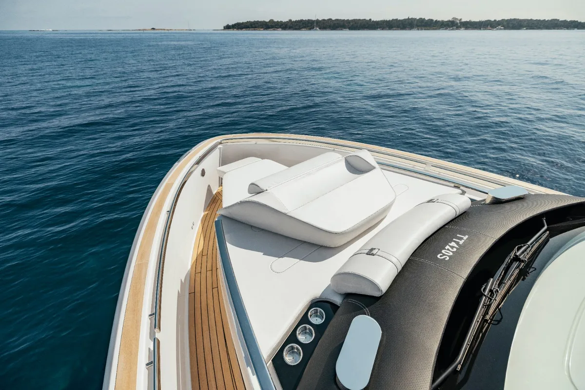 2026 Invictus INVICTUS TT 420 S new yacht for sale Port Adriano Mallorca – interior cabin and seating