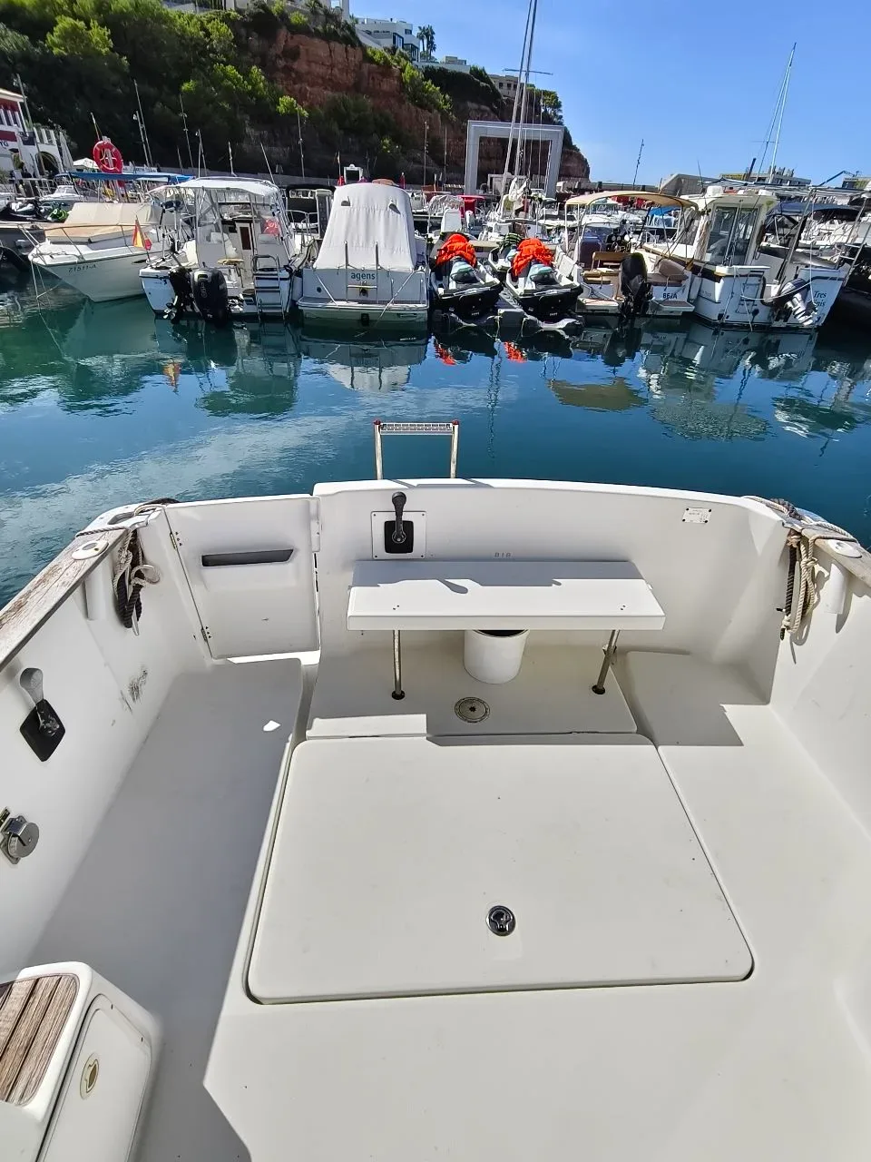 2007 Beneteau Beneteau Antares 7.60 pre-owned yacht for sale Port Adriano Mallorca – cockpit and helm station