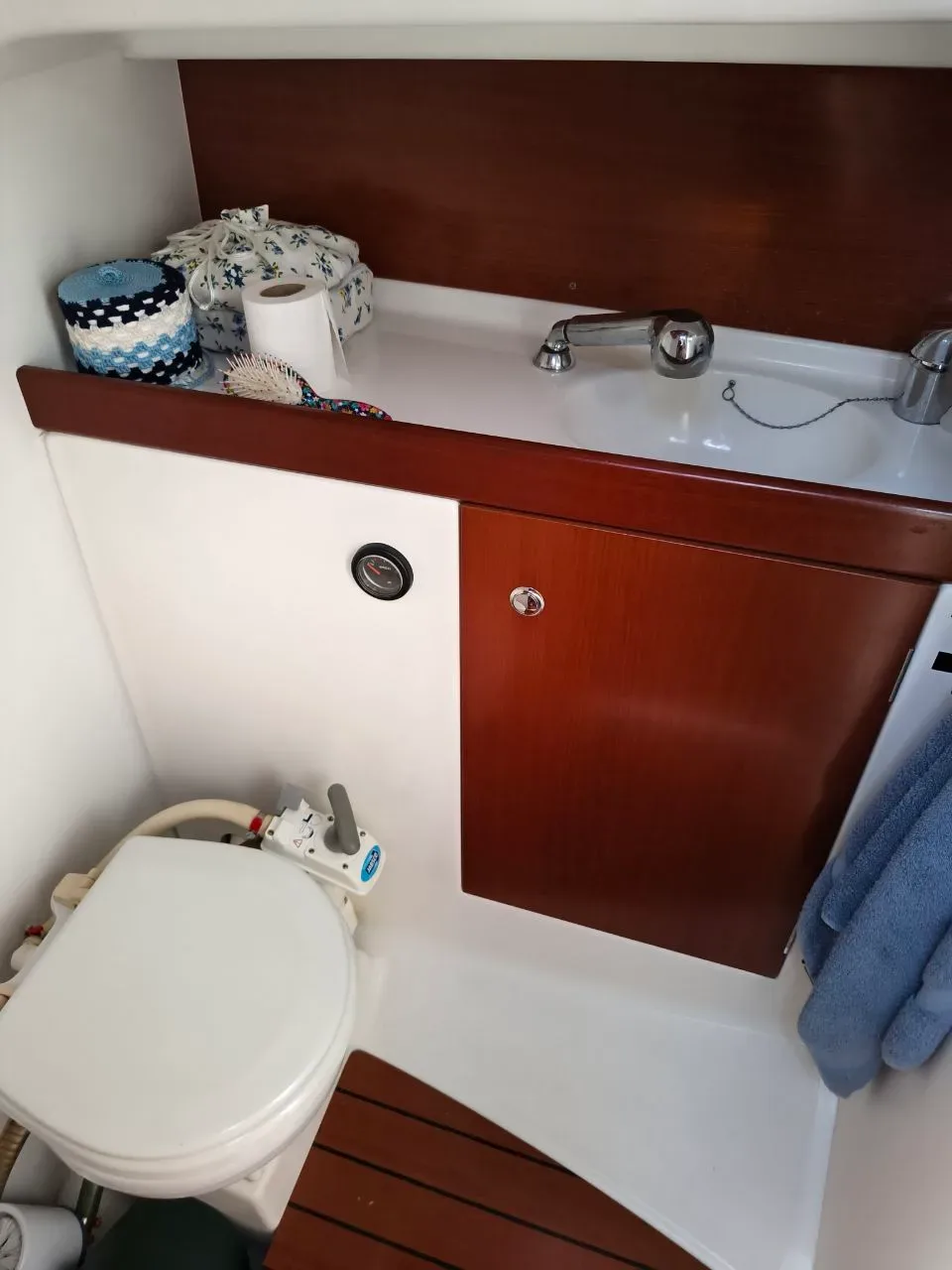 2007 Beneteau Beneteau Antares 7.60 pre-owned yacht for sale Port Adriano Mallorca – interior cabin and seating