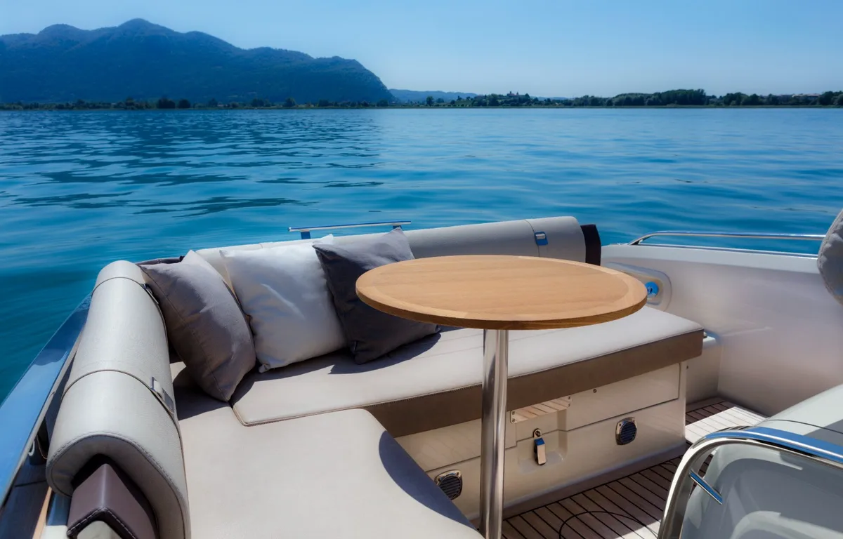 2026 Invictus INVICTUS TT 280 new yacht for sale Port Adriano Mallorca – salon and dining area