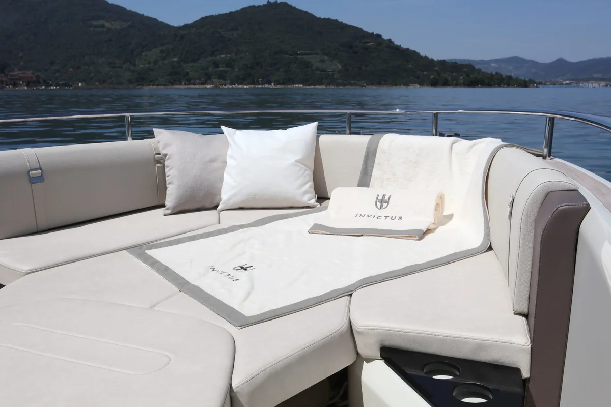 2026 Invictus INVICTUS TT 280 new yacht for sale Port Adriano Mallorca – aft deck and swim platform