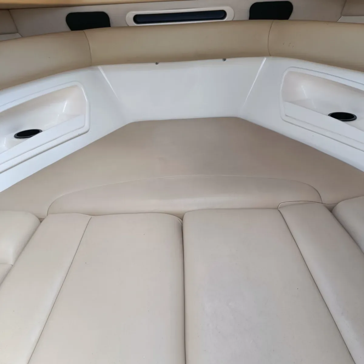 2006 Boston whaler Boston whaler 320 Outrage Cuddy Cabin pre-owned yacht for sale Port Adriano Mallorca – salon and dining area