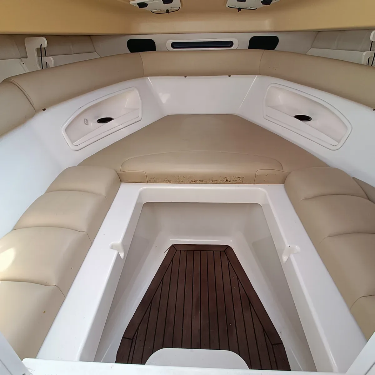 2006 Boston whaler Boston whaler 320 Outrage Cuddy Cabin pre-owned yacht for sale Port Adriano Mallorca – deck hardware detail