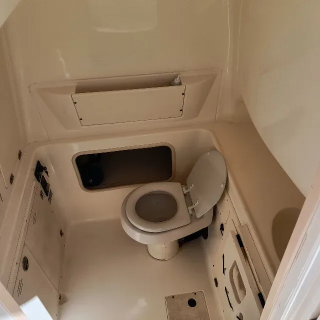 2006 Boston whaler Boston whaler 320 Outrage Cuddy Cabin pre-owned yacht for sale Port Adriano Mallorca – anchor and foredeck