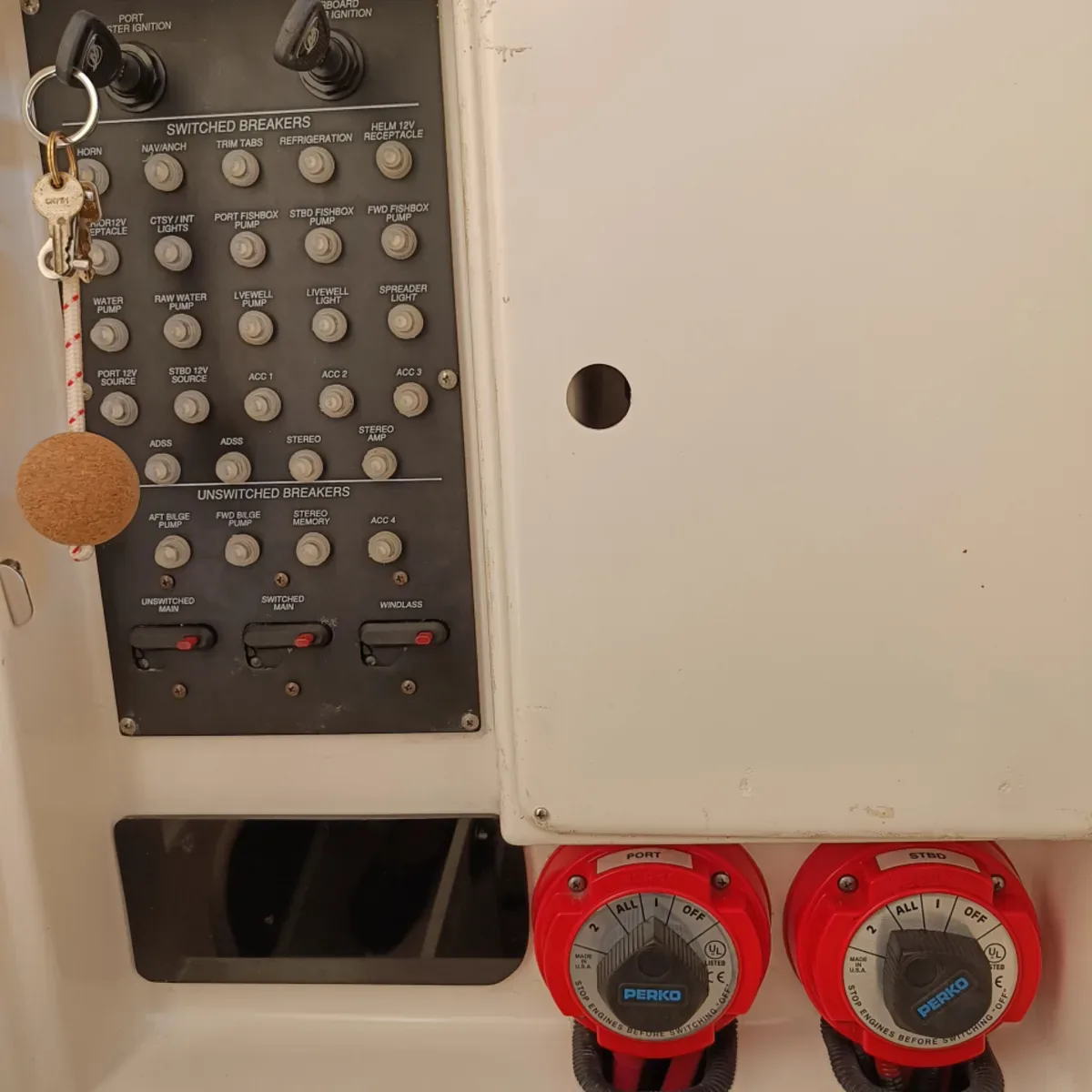 2006 Boston whaler Boston whaler 320 Outrage Cuddy Cabin pre-owned yacht for sale Port Adriano Mallorca – detail view 16