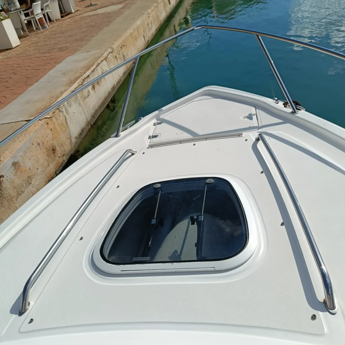 2006 Boston whaler Boston whaler 320 Outrage Cuddy Cabin pre-owned yacht for sale Port Adriano Mallorca – detail view 17