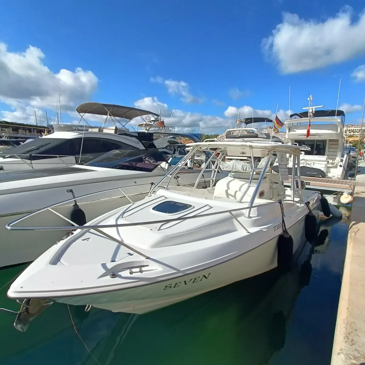 2006 Boston whaler Boston whaler 320 Outrage Cuddy Cabin pre-owned yacht for sale Port Adriano Mallorca – detail view 19