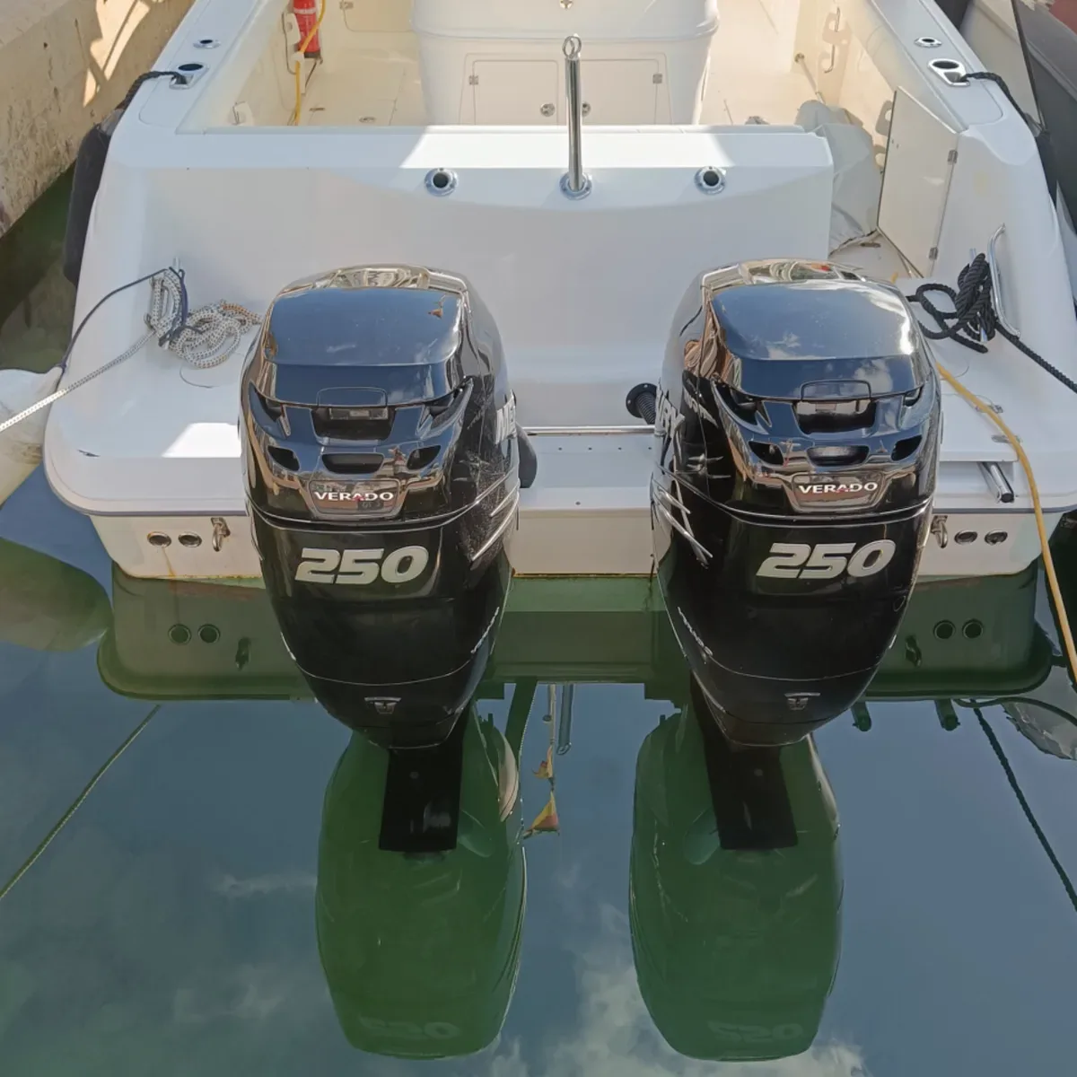 2006 Boston whaler Boston whaler 320 Outrage Cuddy Cabin pre-owned yacht for sale Port Adriano Mallorca – detail view 20