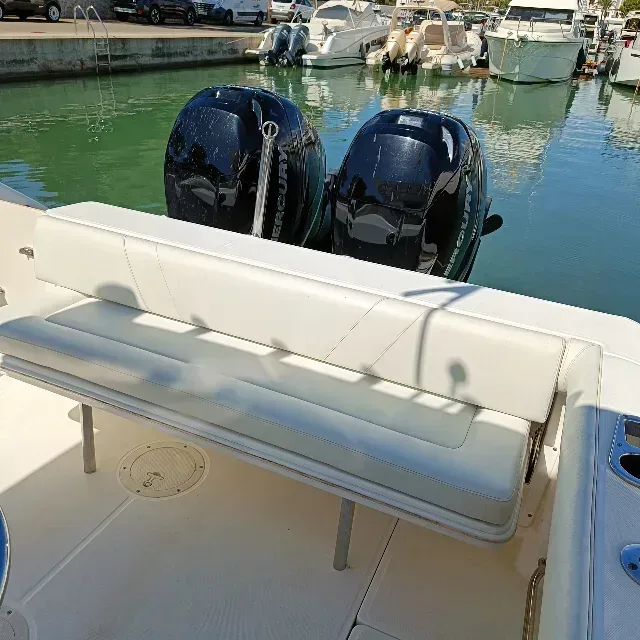 2006 Boston whaler Boston whaler 320 Outrage Cuddy Cabin pre-owned yacht for sale Port Adriano Mallorca – cockpit and helm station